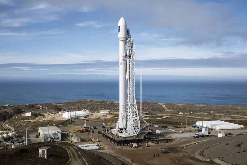 En Falcon 9-rakett står vertikalt ved Vandenberg Air Force Base