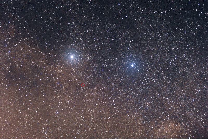 Alfa Centauri, Beta Centauri og den svake røde Proxima Centauri, ringet inn på et vidvinkelbilde av stjernehimmelen