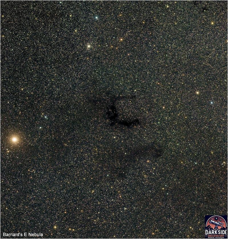 Barnards E Nebel, ein dunkler Nebel, der gegen dichte Sternfelder in Aquila silhouettiert ist