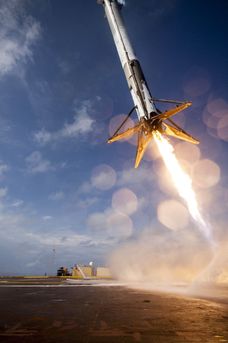 Et første trinn fra Falcon 9 nærmer seg et droneskip for landing
