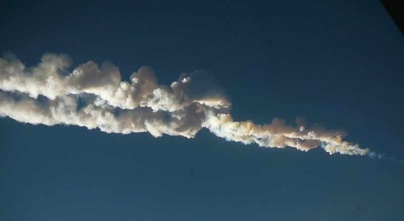 La traînée de fumée de la météore de Tchéliabinsk vue du Théâtre Dramatique de Tchéliabinsk le 15 février 2013
