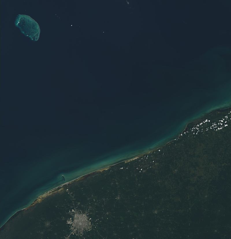 Image satellitale Landsat de la côte de la Péninsule du Yucatán au-dessus du cratère Chicxulub enfoui