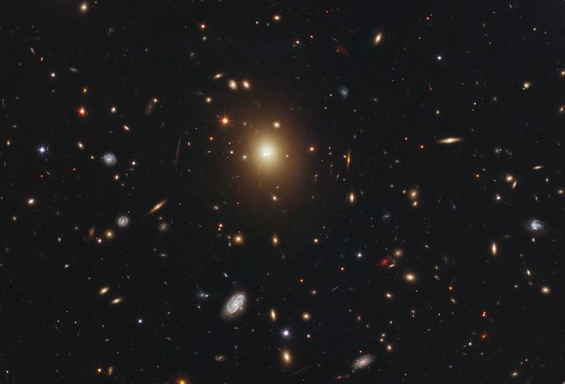 Obrázek Hubbleova vesmírného dalekohledu seskupení galaxií Abell 2261, zobrazující stovky galaxií svázané pohromadě