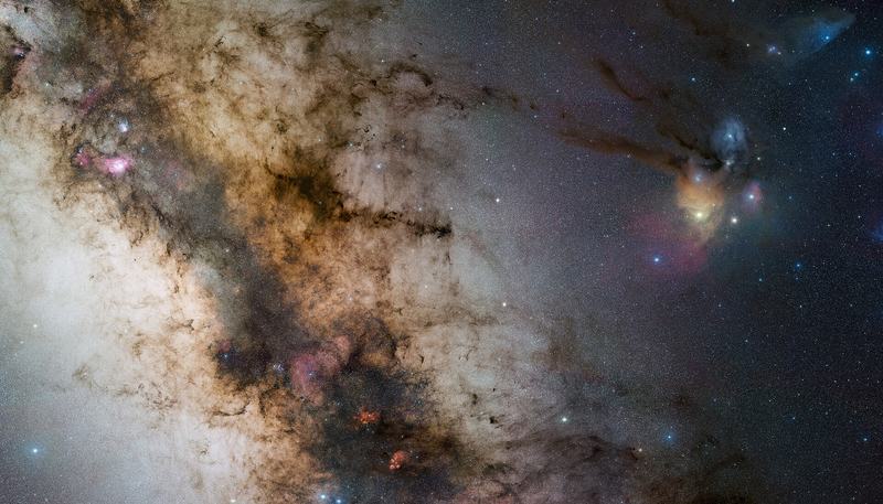La bande de la Voie Lactée s'arquant à travers le ciel nocturne au-dessus de Cerro Paranal
