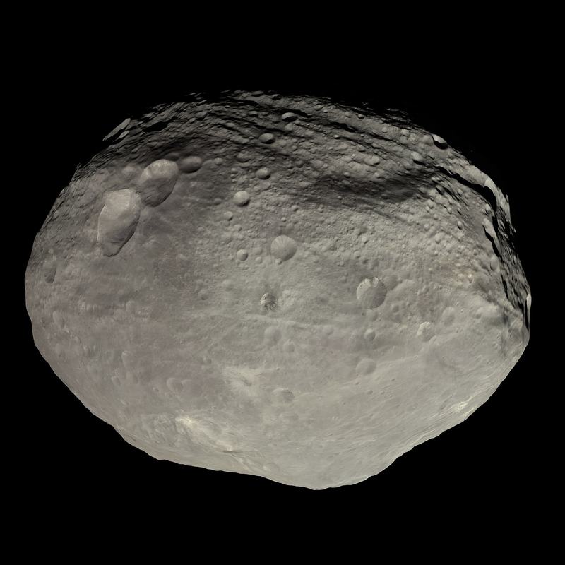 Høyoppløselig naturfargebilde av asteroiden Vesta som viser den kraterfylte, fargerike overflaten