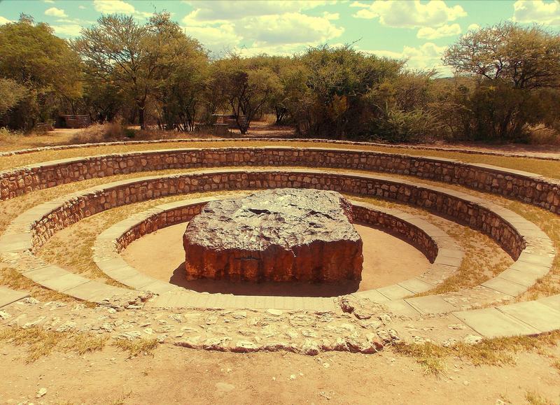 La météorite Hoba plate et ressemblant à une table reposant dans son fosse d'exposition en Namibie