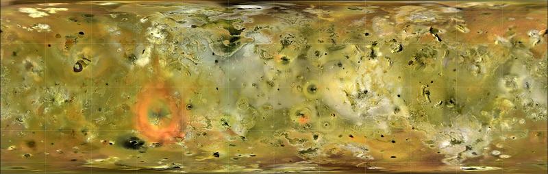 Široká mozaika povrchu Io kombinující snímky z misí Galileo a Voyager