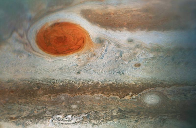 Velká Rudá skvrna Jupiteru a okolní turbulentní mraky, vyfotografované kosmickou sondou Juno NASA