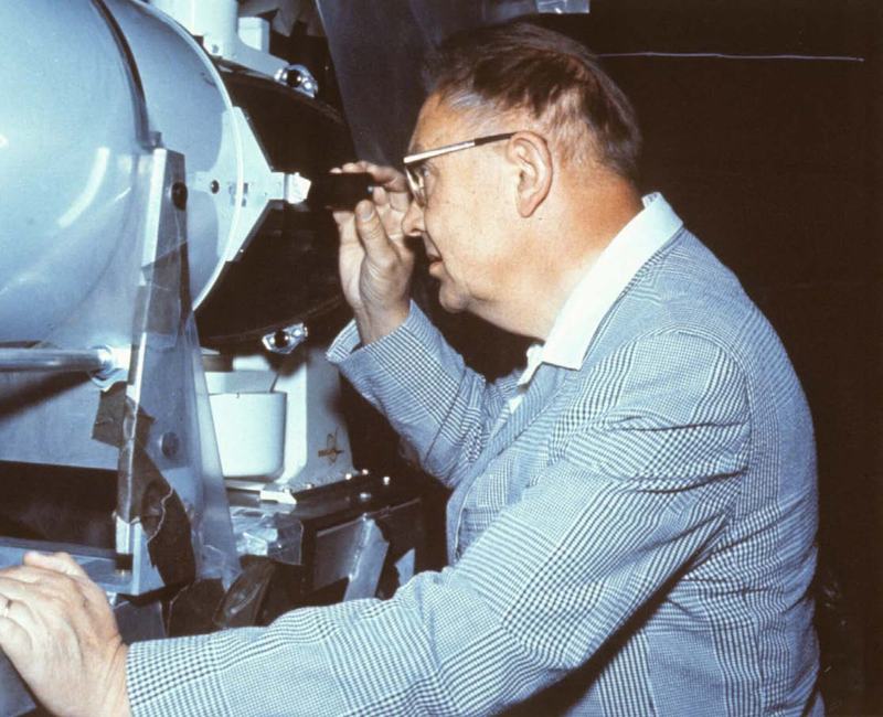 Gerard Kuiper controleert de optische uitlijning van zijn instrument aan boord van het Convair 990-vliegtuig, circa 1966