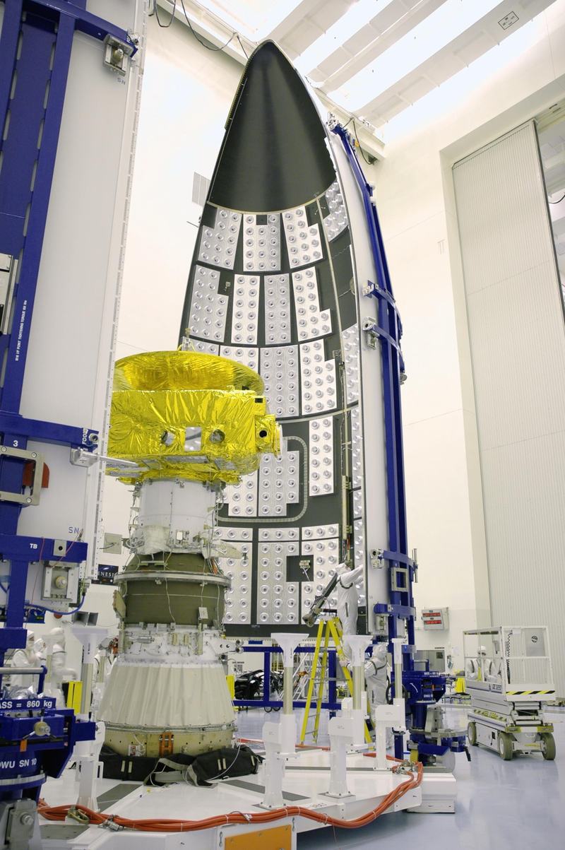 Technici in schone pakken bereiden de kap voor die het ruimtevaartuig New Horizons voor lancering omhult