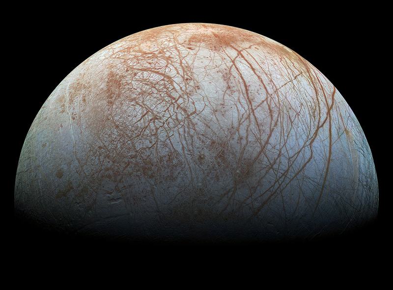 Ledová, prasknutá povrch měsíce Jupiteru Europa