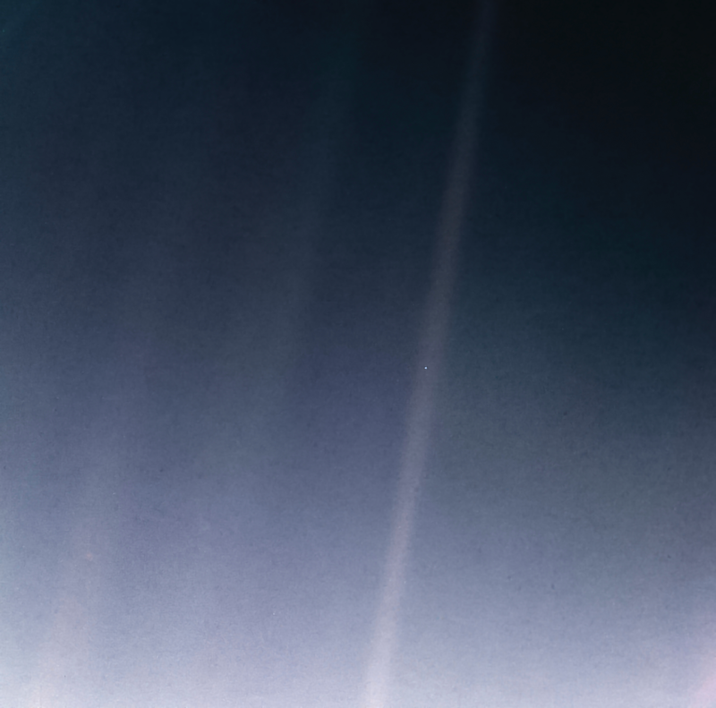 Pale Blue Dot fotografie Země pořízená Voyagerem 1