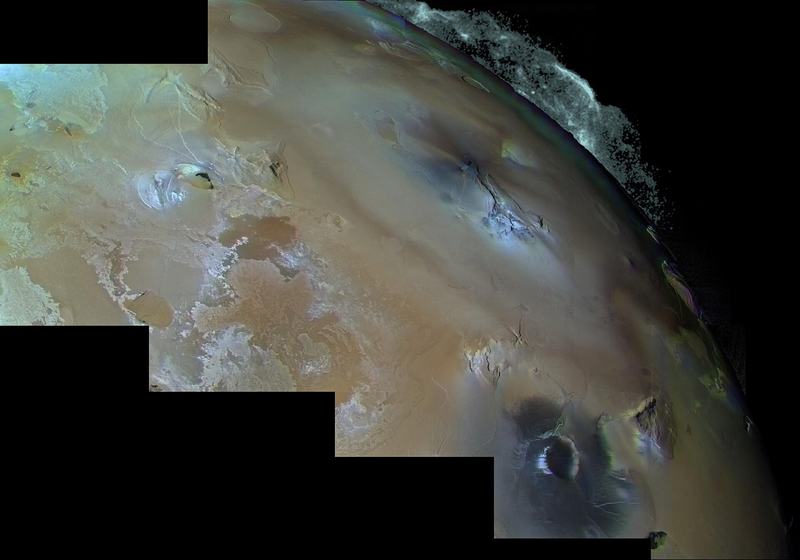 Vulkanická pára Pele na měsíci Jupiteru Io, která se zvedá nad povrch podobě deštníku