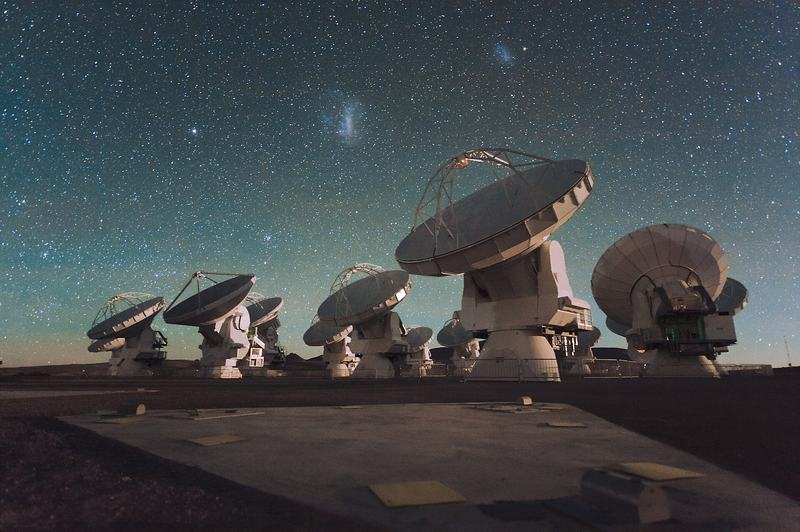 ALMA antennas on the Chajnantor Plateau at night