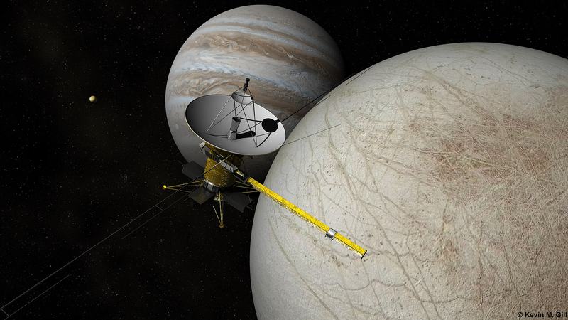 Illustrasjon av romsonden Europa Clipper som flyr over Europas isete overflate