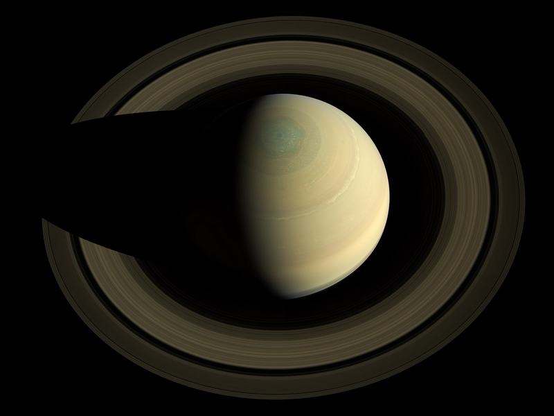 Pohled z ptačí perspektivy na Saturn a jeho hlavní prstence, zachycen kosmickou sondou Cassini