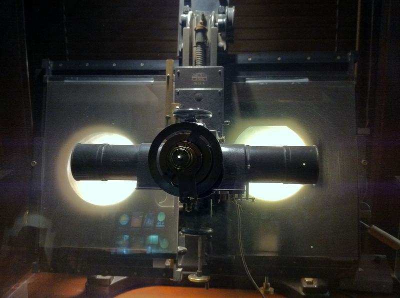 Zeissův blesk komparátor na Lowellově observatoři používaný Clydem Tombaughem k objevení Pluta v roce 1930