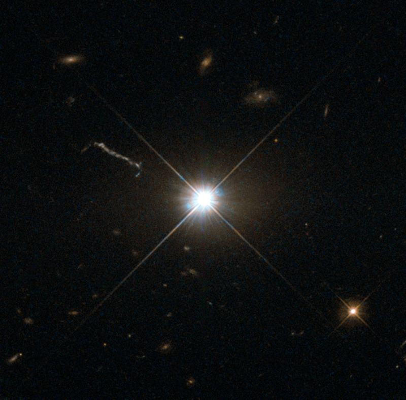 Obrázek Hubbleova vesmírného dalekohledu kvazaru 3C 273 zářícího v centru své hostitelské galaxie