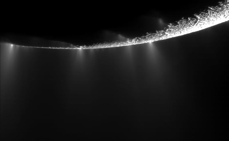 Chmury ledu vody tryskají z jižního pólu "tygřích pruhů" Saturnova měsíce Enceladus