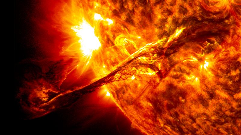 Une éruption géante de plasma du bord du Soleil, capturée par l''Observatoire de Dynamique Solaire