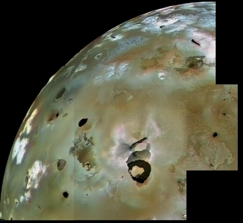 Voyager 1 mozaika Io vulkanických rovin zobrazující tmavé štítovitě tvarované jezero lávy Loki Patera