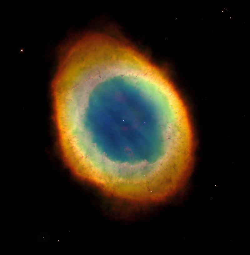 Der Ringnebel, ein leuchtender muschelförmiger planetarer Nebel im Sternbild Lyra