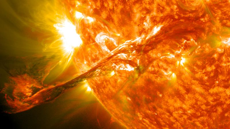 Une éjection de masse coronale érupte du Soleil