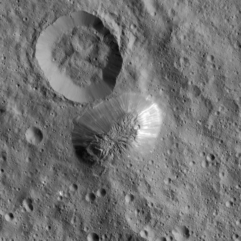 Mosaikk sett rett ned på Ahuna Mons, en fjellstor kryovulkan på Ceres, avbildet av romsonden Dawn