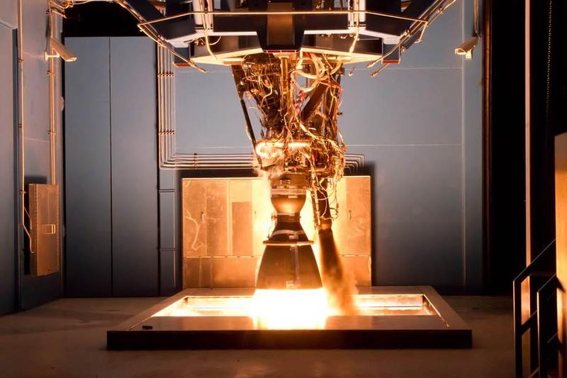 En Merlin 1D-motor testfyres ved SpaceX' anlegg i Texas
