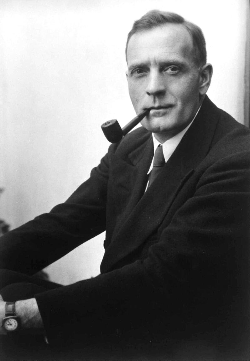 Studioportrett av astronomen Edwin Powell Hubble