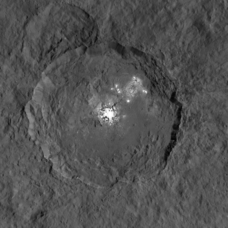 Lyse saltavleiringer inne i Occator-krateret på Ceres, avbildet av romsonden Dawn