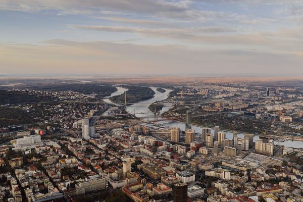 Srbsko: Křižovatková země s hlučnou, vrstevnatou minulostí
