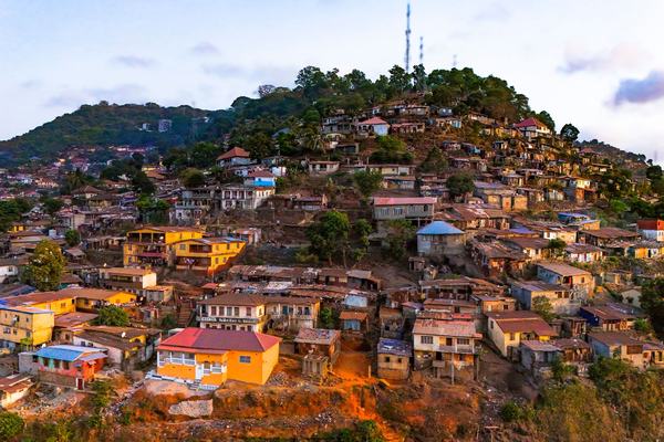 Sierra Leone: Západoafrická země pojmenovaná podle Lvích hor